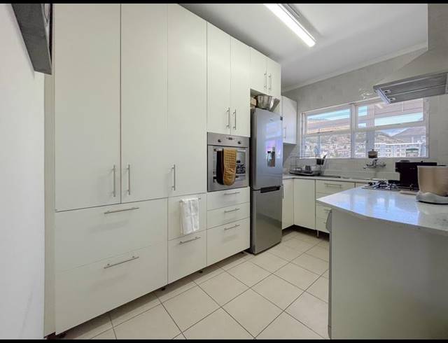 2 BEDROOM APARTMENT FOR SALE IN MOUILLE POINT